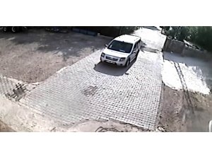 El Freni çekilmeyen araç böyle duvara çarptı