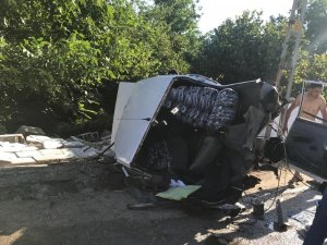 İkiye bölünen otomobilden sağ çıktılar