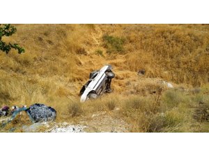 Otomobil şarampole yuvarlandı