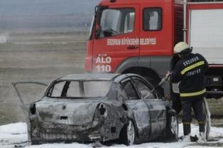 Servise kızdı, otomobilini yaktı