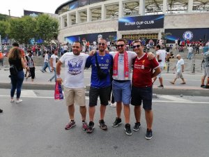 İstanbul kırmızı-mavi!