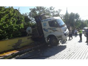 Freni boşalan kamyon, evin bahçesine uçtu: 1 yaralı