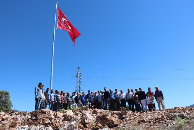 Beyşehir Adaköy’e şehitler anısına  TÜRK BAYRAĞI DİKİLDİ