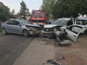 Köy yolunda iki araç kafa kafaya çarpıştı: 5 yaralı