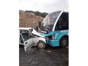 Minibüs ile otomobil kafa kafaya çarpıştı: 6 yaralı