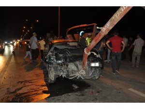 Kamyonetle otomobil çarpıştı: 5’i çocuk 12 yaralı