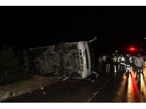 Isparta’da nişandan dönenleri taşıyan midibüs yan yattı: 8 yaralı