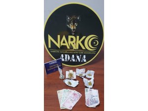 Parkta uyuşturucu satan 2 şüpheli tutuklandı