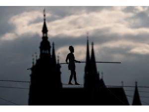 Fransız cambazdan 35 metre yükseklikte nefes kesen yürüyüş