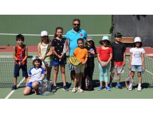 Çocuklar yaz boyunca tenisle buluşuyor