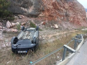 Virajı alamayan araç yoldan çıkarak takla attı; 1 yaralı