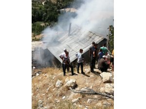 Ot yangını evi yaktı