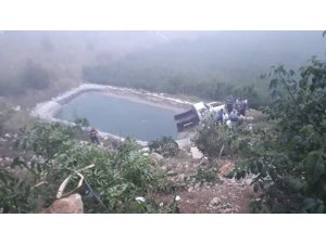 Kamyonet sulama havuzuna düştü