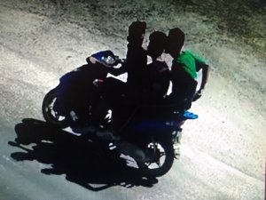 Çaldıkları motosikletle kaçarken kameraya yakalandılar