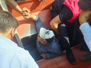 Sivas'ta patoza ayağı sıkışan çiftçiyi itfaiye kurtardı