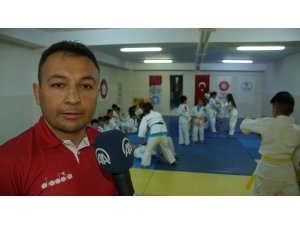 Judoyu sevdirmek için gece gündüz çalışıyor