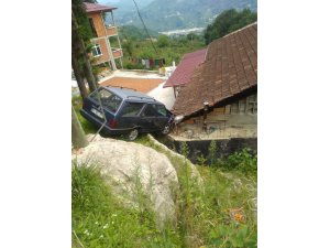 Çekicinin halatı koptu, aracının altında kaldı