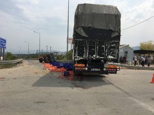 Bilecik’te domates yüklü traktöre kamyon çarptı: 3 yaralı