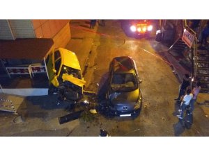 Otomobil 10 metreden başka bir aracın üzerine düştü: 2 yaralı