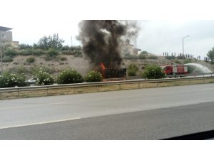 Seyir halindeki tır alev alev yandı