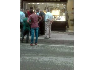 Maskeli ve silahlı soyguncular çaldıkları mallarla kayıplara karıştı