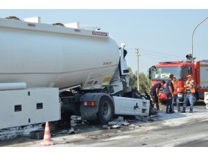 Akaryakıt tankeri tıra çarptı, faciaya ramak kaldı