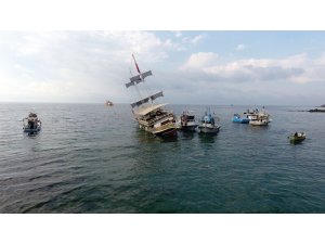 Sinop’ta karaya oturan gezi teknesini kurtarma çalışmaları