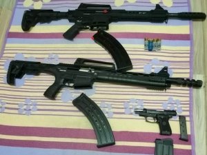 Evini silah deposuna çevirmiş