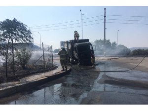 Ahşap yüklü kamyon alev topuna döndü