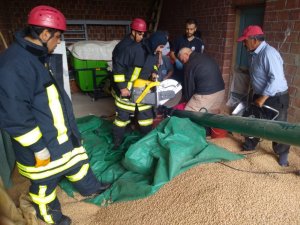 Helezon makinesine elini kaptıran talihsiz kadını itfaiye kurtardı