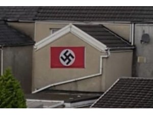 Galler’de Nazi bayrağı asan adam gözaltına alındı