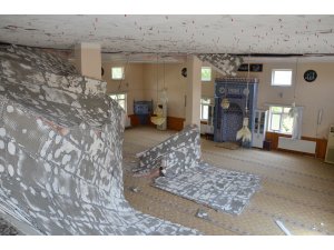 Namazda caminin tavanı çökünce "deprem" sandılar