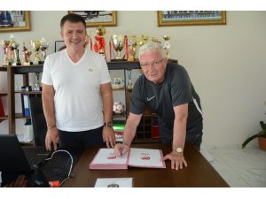 İsmail Ertekin, Manisa Futbol Kulübüyle 1 yıllık anlaşmaya imza attı