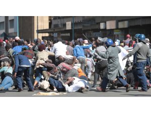 Zimbabve’de protestoculara polis şiddeti