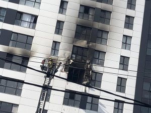 Ümraniye’de 18 katlı binanın onuncu katında yangın