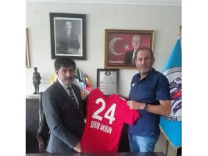 Başkan Aksun’a ismi yazılı forma hediye etti