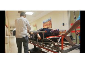 Römorktan düşen yaşlı kadın ölümden döndü