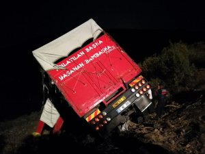 Bursa'da kamyon şarampole devrildi: 1 ölü