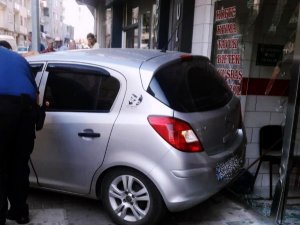Görünmez kaza: Otomobil kasap dükkanına girdi