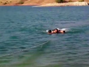 Gölde rüzgarın sürüklediği iki kişiyi, köy sakinleri kurtardı
