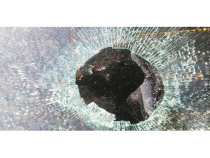 Havadan düşen yorgun mermi otomobilin camına zarar verdi