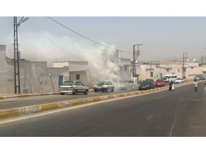 Hararet yapan otomobilden dumanlar yükseldi