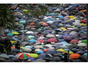 Hong Kong'da protestocuların eylemleri sürüyor