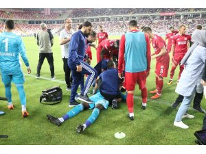 Sahada baygınlık geçiren kaleci Samassa hastaneye kaldırıldı