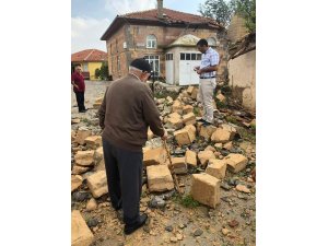 Yoğun yağış ve rüzgar cami minaresini yıktı