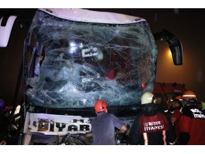 TEM’de, yolcu otobüsü tıra çarptı: 37 yaralı