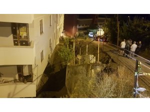 Karabük’te bir binan istinat duvarı çöktü