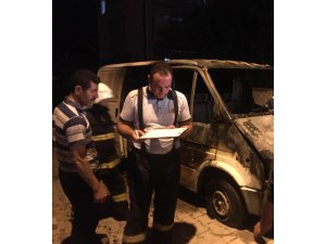 Park halindeki minibüs yandı