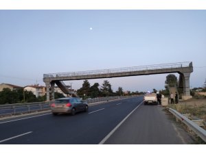 Otomobil, aniden yola çıkan kadına çarptı