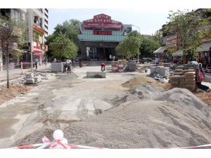 Sakarya Caddesi yeşilleniyor